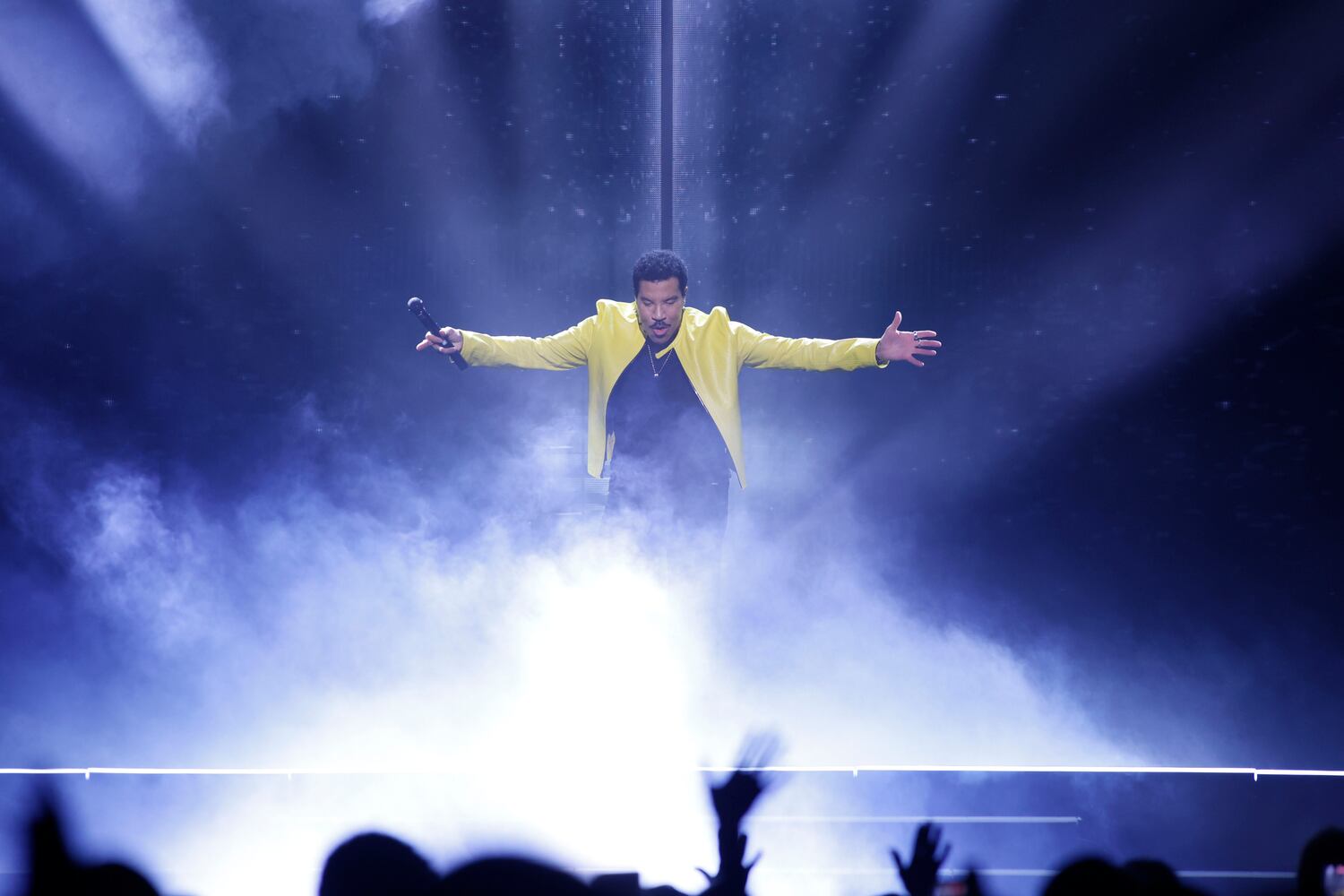 Lionel Richie and Earth, Wind & Fire perform