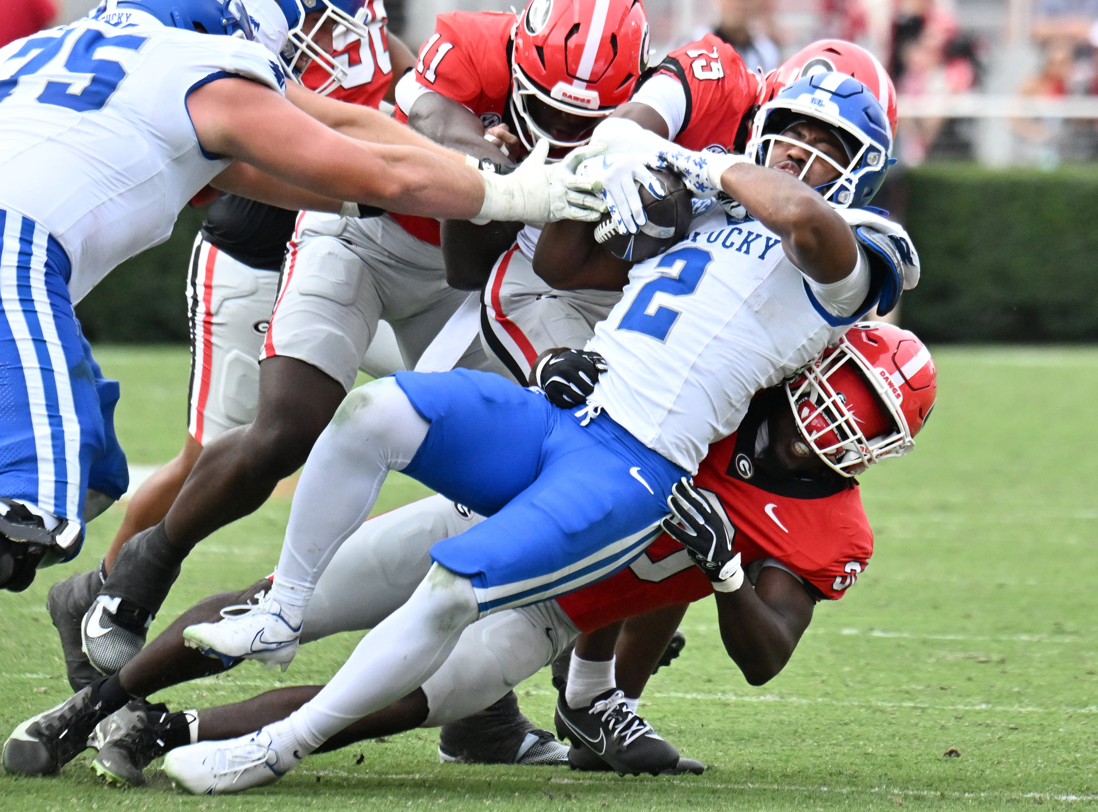Georgia linebacker Terrell Foster (right) brings down Kentucky running back Dante Dowdell (2) during the second half in a NCAA college football game at Sanford Stadium, Saturday, October 4, 2025, in Athens. Georgia won 35 -14 over Kentucky. (Hyosub Shin / AJC)