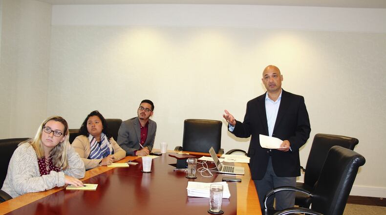 Jerry González (right) discusses information about Latino voters in 2016. Photo: Johanes Roselló/MundoHispanico