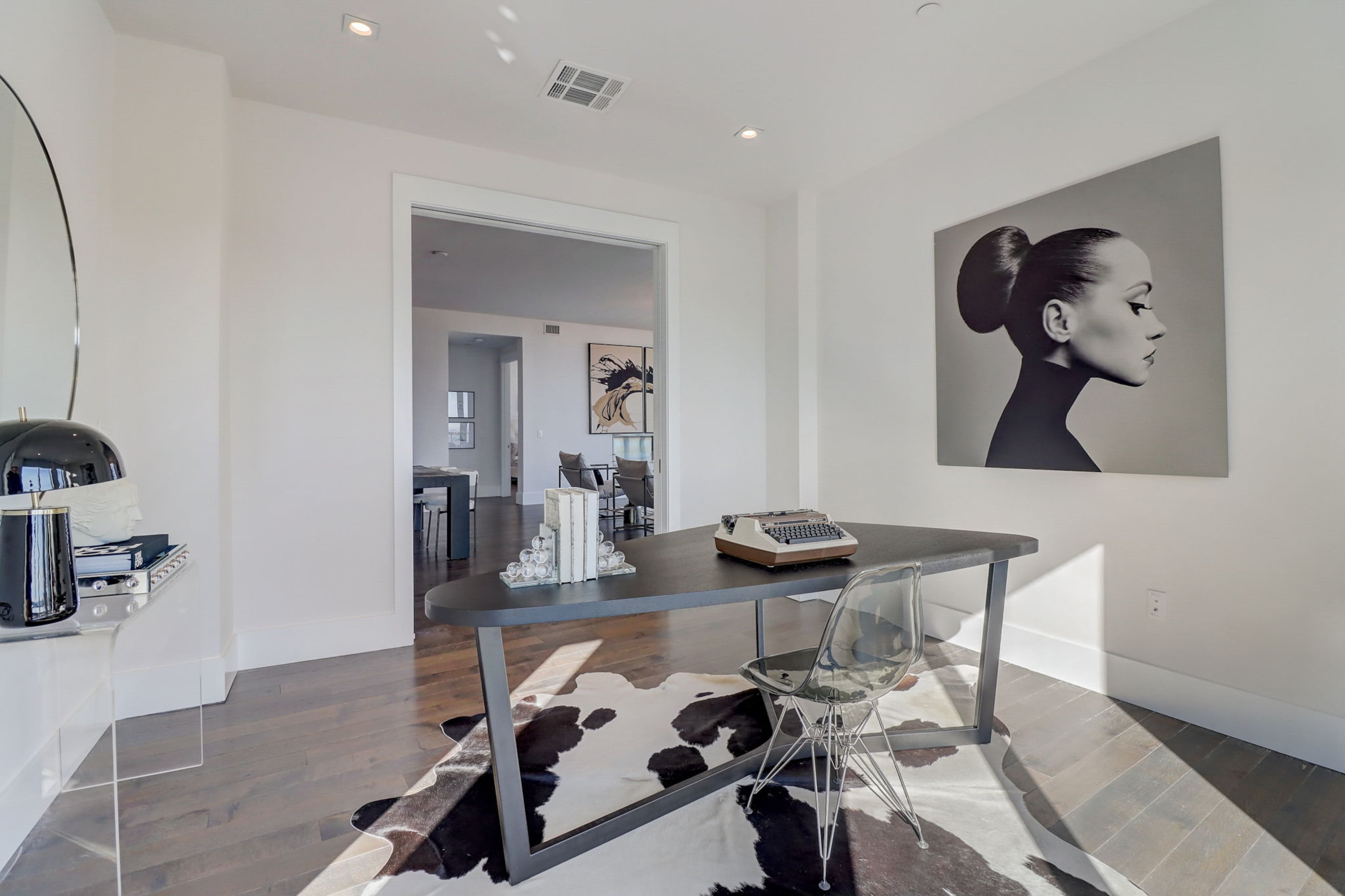 Represented by Compass realtor Ericka Mitchell (ericka.mitchell@compass.com), Former Atlanta Hawks power forward John Collins’ Atlanta condo is stunning. Photos courtesy of ShowingTimePlus