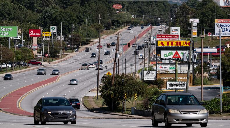 201001-Stone Mountain-Cars make their way down Memorial Drive in Stone Mountain on Thursday October 1, 2020. Ben Gray for the Atlanta Journal-Constitution