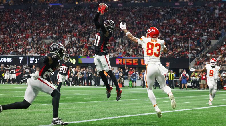 Atlanta Falcons safety Justin Simmons (31) makes an interception from Kansas City Chiefs quarterback Patrick Mahomes, intended for tight end Noah Gray (83), during the first quarter at Mercedes-Benz Stadium, Sunday, Sept. 22, 2024, in Atlanta. (Jason Getz/The Atlanta Journal-Constitution/TNS)