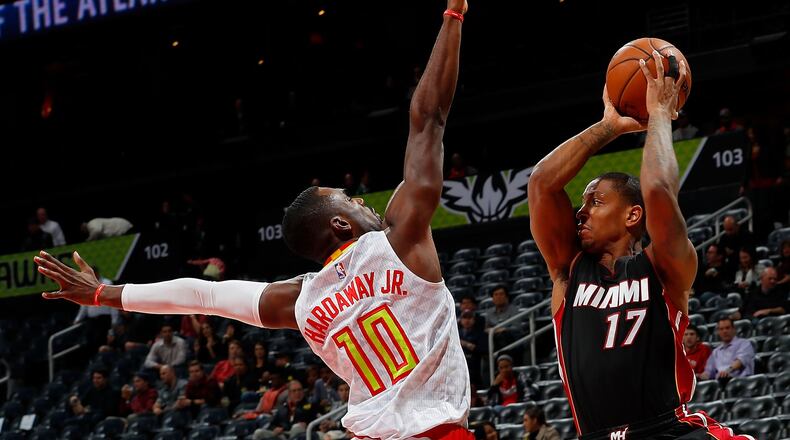 Tim Hardaway Jr. of the Atlanta Hawks defends against Rodney McGruder of the Miami Heat at Philips Arena on December 7, 2016 in Atlanta, Georgia. (Photo by Kevin C. Cox/Getty Images)
