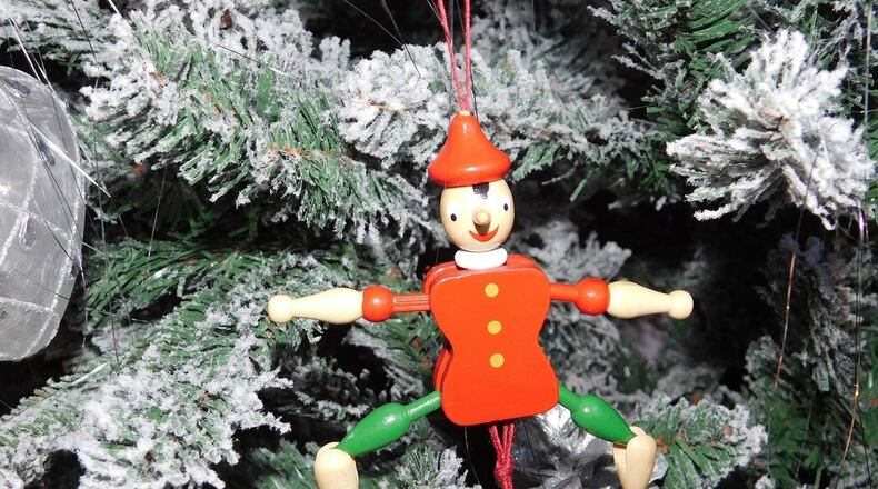 A man who dressed as an elf for a Christmas photo shoot at an elementary school was later reported as a sex offender.