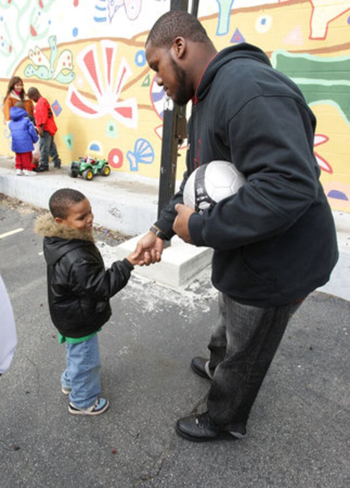Falcons players visit homeless shelter