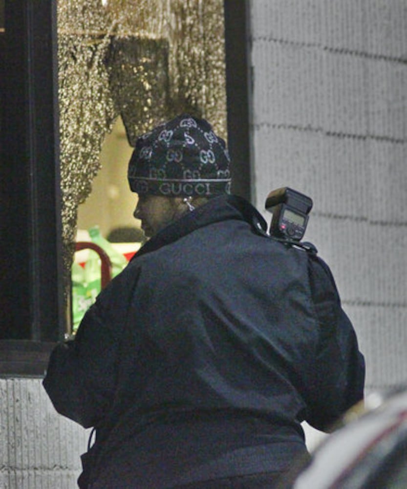 Clerk shot at Glenwood Road store