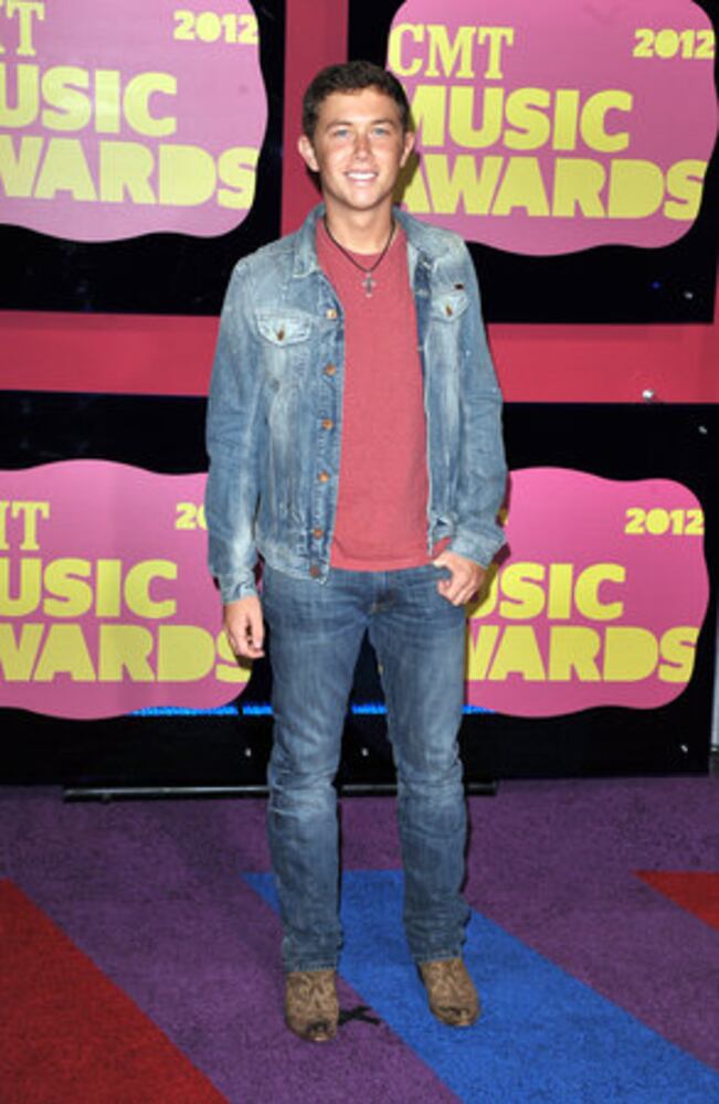 Stars walk red carpet at CMT awards