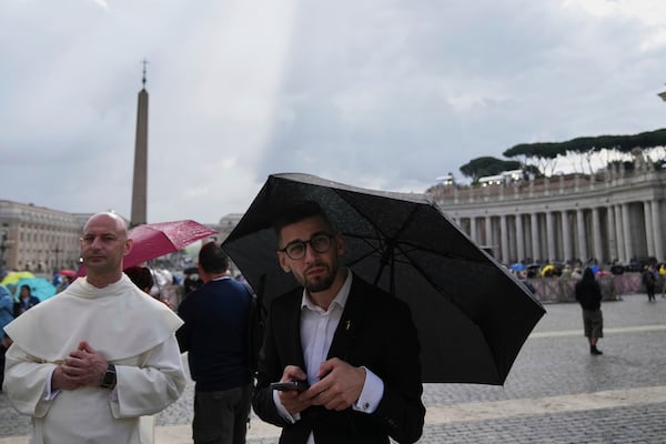 People at St. Peter's square wait to see smoke pour from the chimney of the Sistine Chapel where 133 cardinals are gathering on the second day of the conclave to elect a successor to late Pope Francis, at the Vatican, Thursday, May 8, 2025 (AP Photo/Alessandra Tarantino)