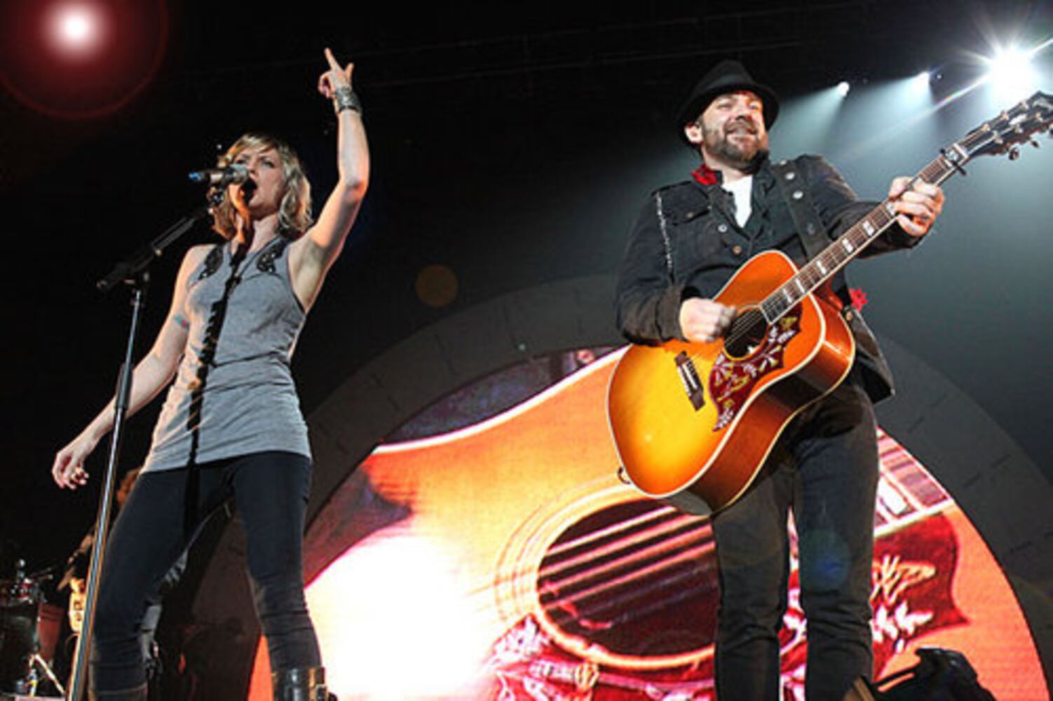 Sugarland kicks off tour at Gwinnett Arena