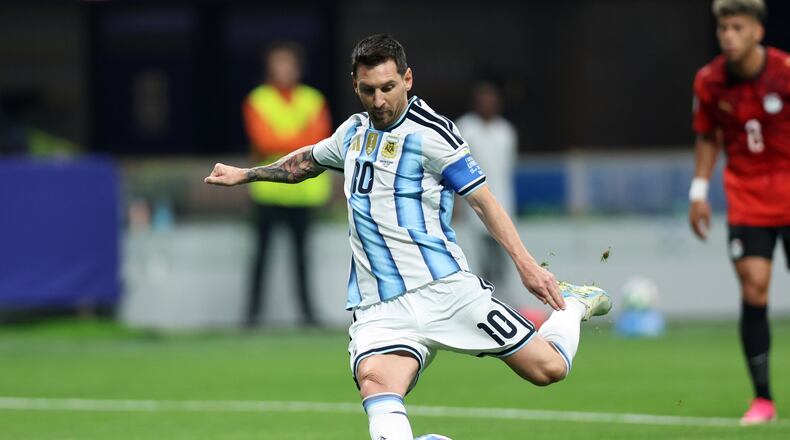 Argentina's Lionel Messi shoots a penalty kick and fails to score during the World Cup round of 16 soccer match between Argentina and Egypt in Atlanta, Tuesday, July 7, 2026. (AP Photo/Colin Hubbard)