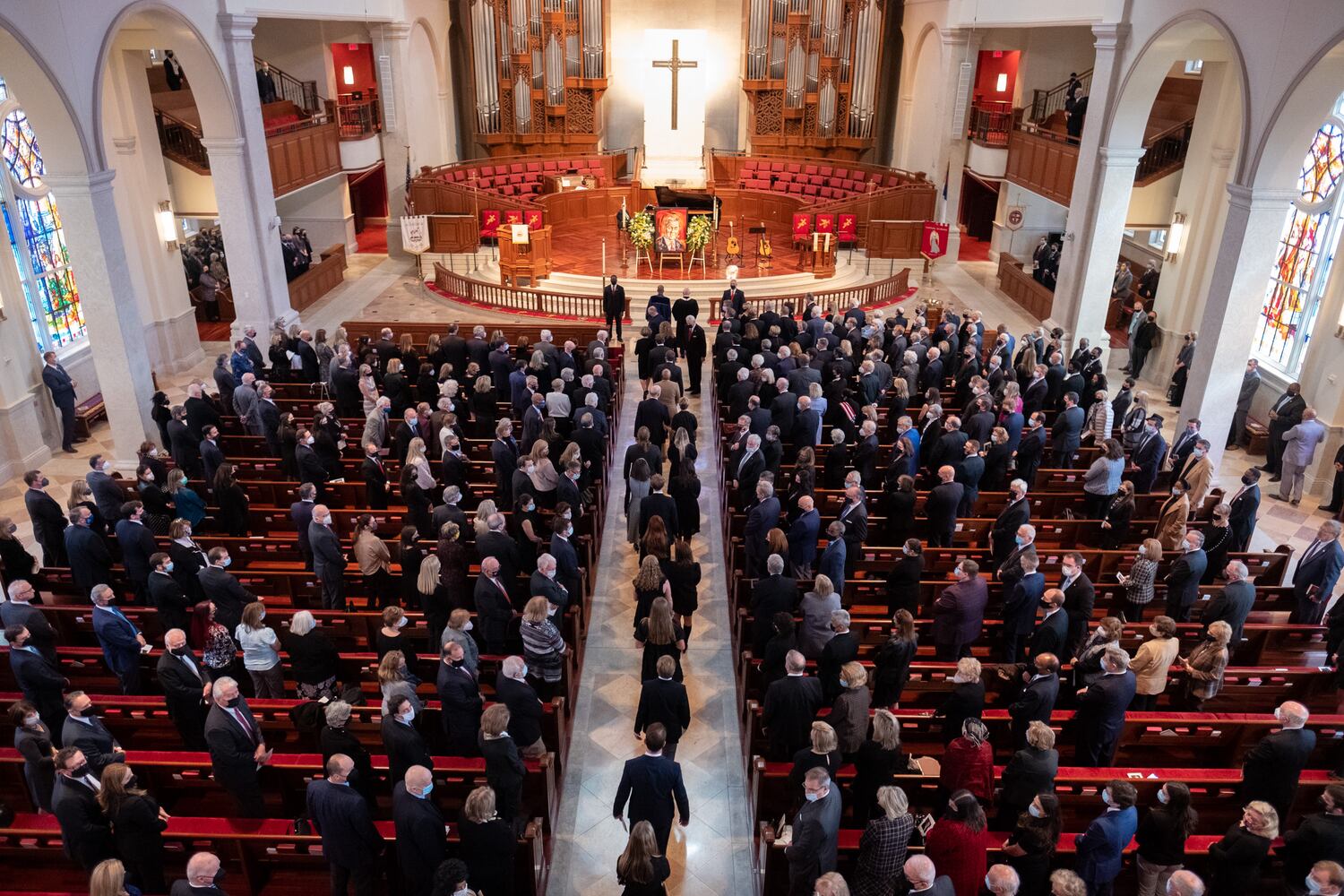 220106-Atlanta-A portrait of Sen. Johnny Isakson sits at the front of Peachtree Road United Methodist Church as family and friends process in for his funeral Thursday afternoon, Jan. 6, 2022. Ben Gray for the Atlanta Journal-Constitution