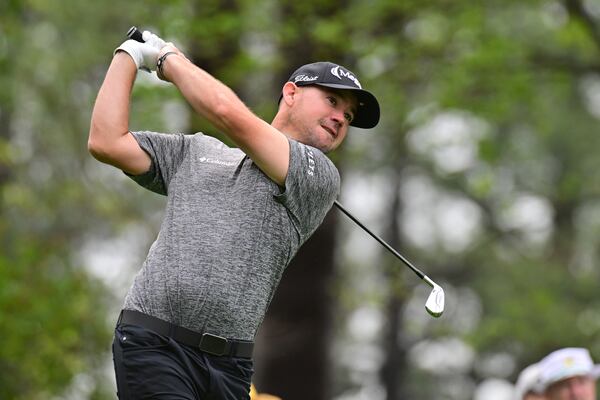 Brian Harman tees off on the fourth hole during the first round of the 2022 Masters. Harman is scheduled to play in the U.S. Open. (Hyosub Shin / Hyosub.Shin@ajc.com)