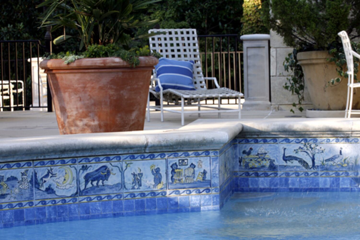 Amazing Room: Pools and pool structures