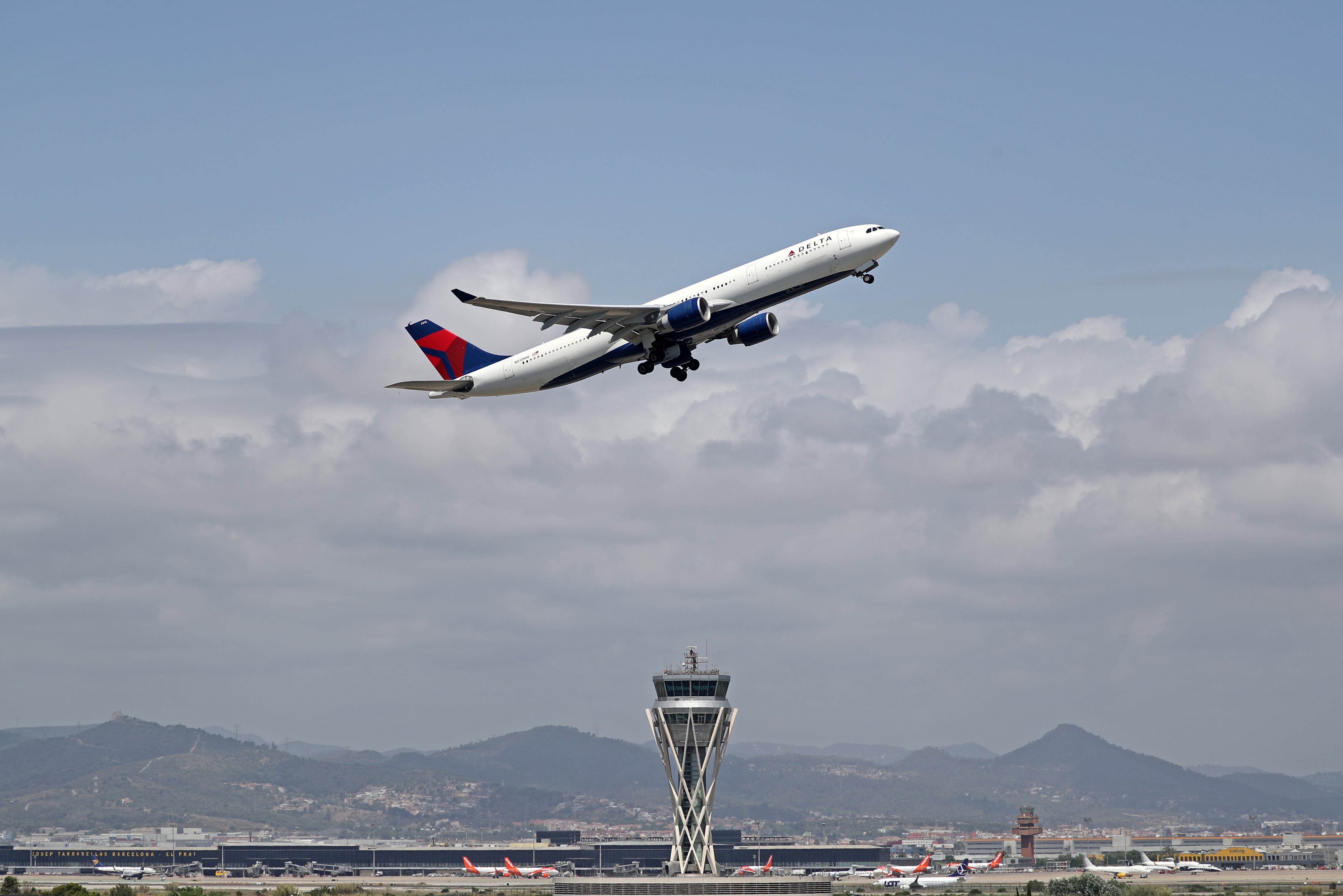 Avió enlairant-se sobre l'aeroport de Barcelona