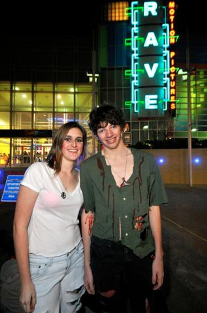 Fans wait to see midnight showing of 'Hunger Games'