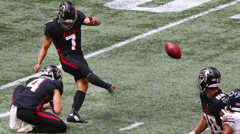 092720 Atlanta: Atlanta Falcons kicker Younghoe Koo misses a 40-yard field goal wide left that would have put the Falcons up 29-10 early in the fourth quarter against the Chicago Bears Sunday, Sept. 27, 2020, at Mercedes-Benz Stadium in Atlanta. (Curtis Compton / Curtis.Compton@ajc.com)
