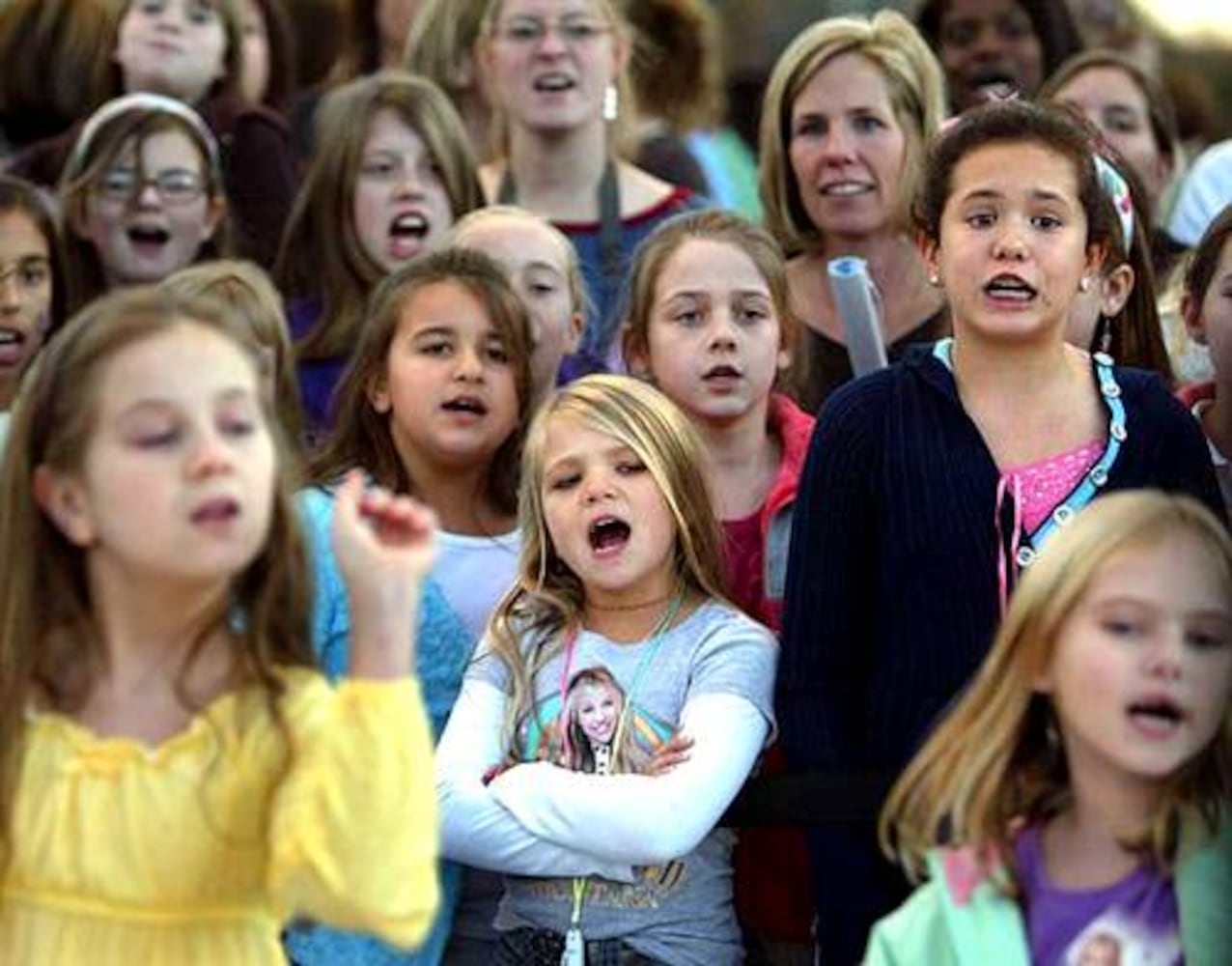 Hannah Montana fans party in Duluth
