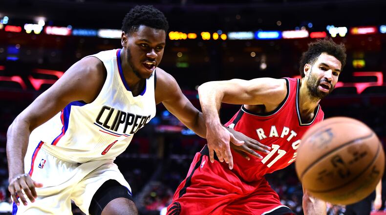 Diamond Stone (0) of the Los Angeles Clippers and Drew Crawford (11) of the Toronto Raptors chase after a loose ball during a preseason game at Staples Center on October 5, 2016 in Los Angeles, California. (Photo by Harry How/Getty Images)