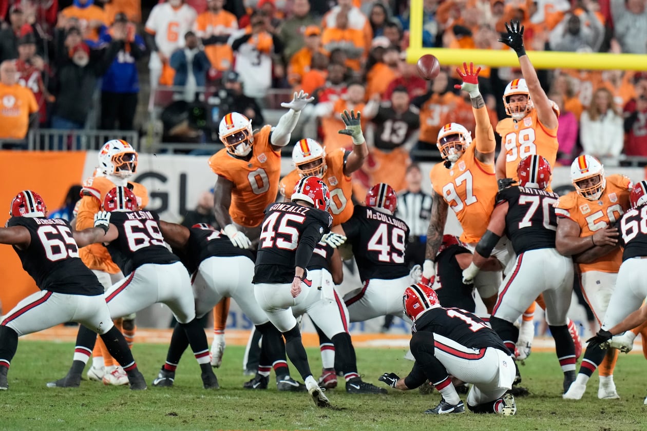 Falcons place kicker Zane Gonzalez (center) kicks the game-winning field goal against the Buccaneers on Thursday, Dec. 11, 2025, in Tampa, Fla. (Chris O'Meara/AP)