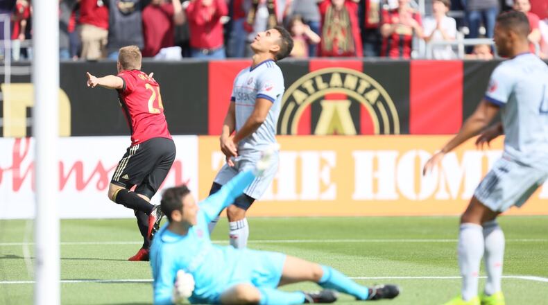 Julian Gressel celebrates a goal against Chicago. (Miguel Martinez / Mundo Hispanico)
