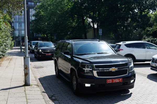 Cars carrying released Belarusian dissidents arrive at the US Embassy in Vilnius, Lithuania, Saturday, June 21, 2025 (AP Photo/Mindaugas Kulbis)