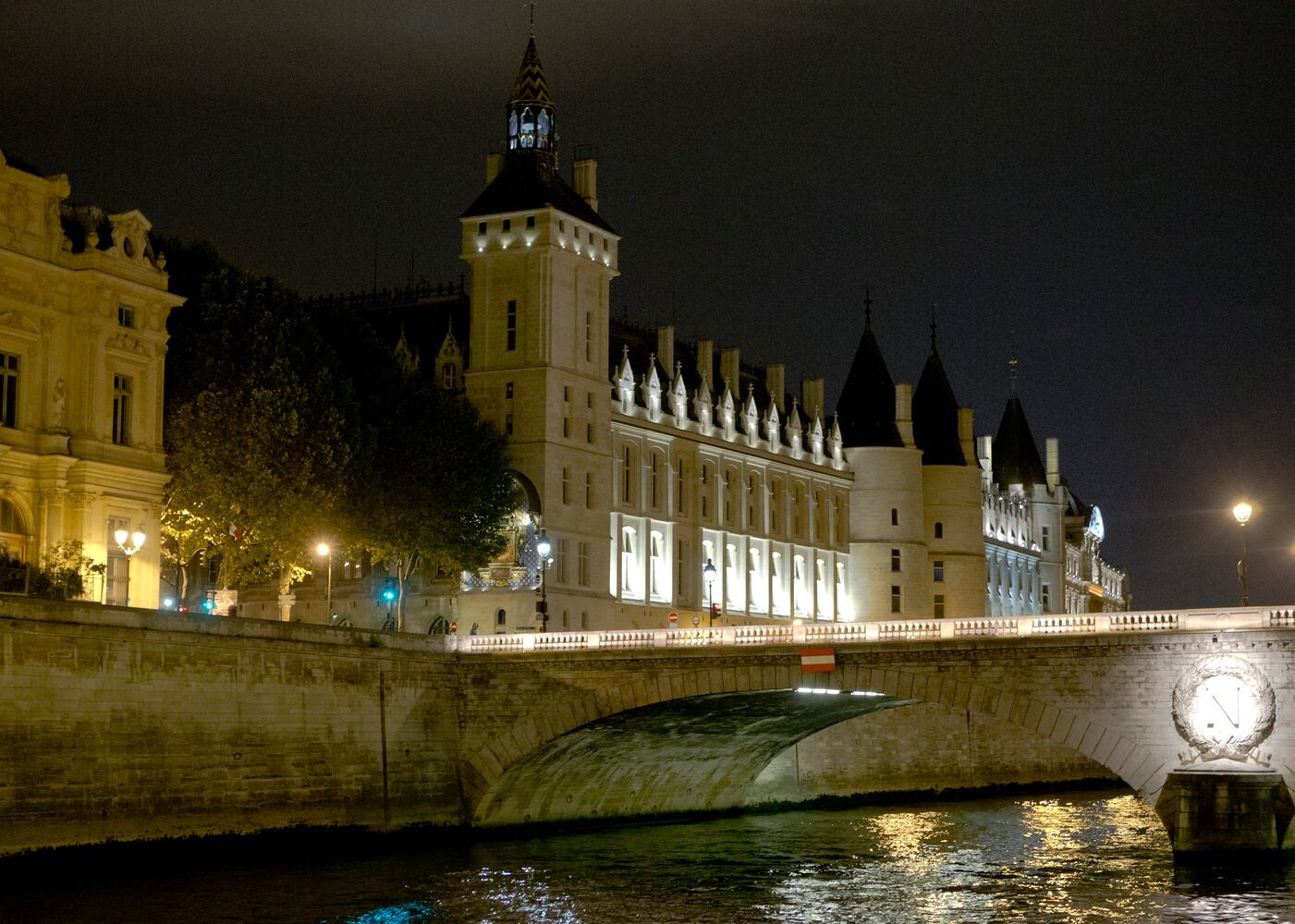 Images of famous landmarks along the Seine River