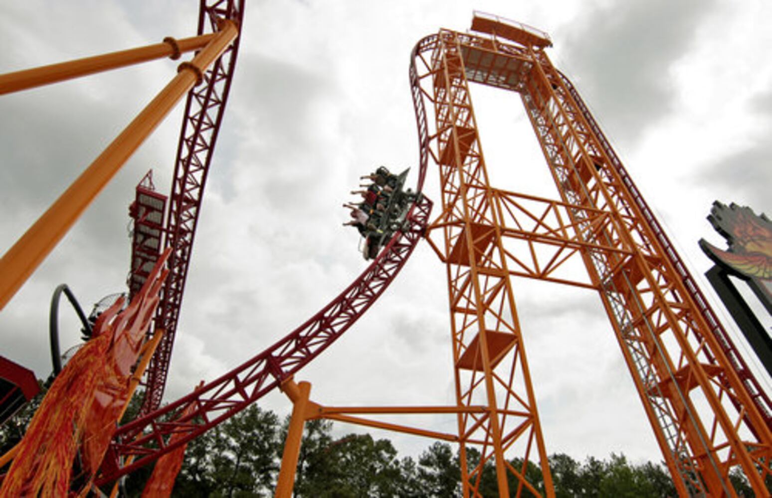 Dare Devil Dive debuts at Six Flags Over Georgia