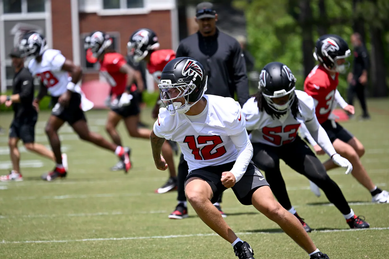 Atlanta Falcons rookie cornerback Avieon Terrell (center) warms up during the Falcons’ rookie minicamp at the team’s training facility on Friday, May 8, 2026, in Flowery Branch. (Hyosub Shin/AJC)