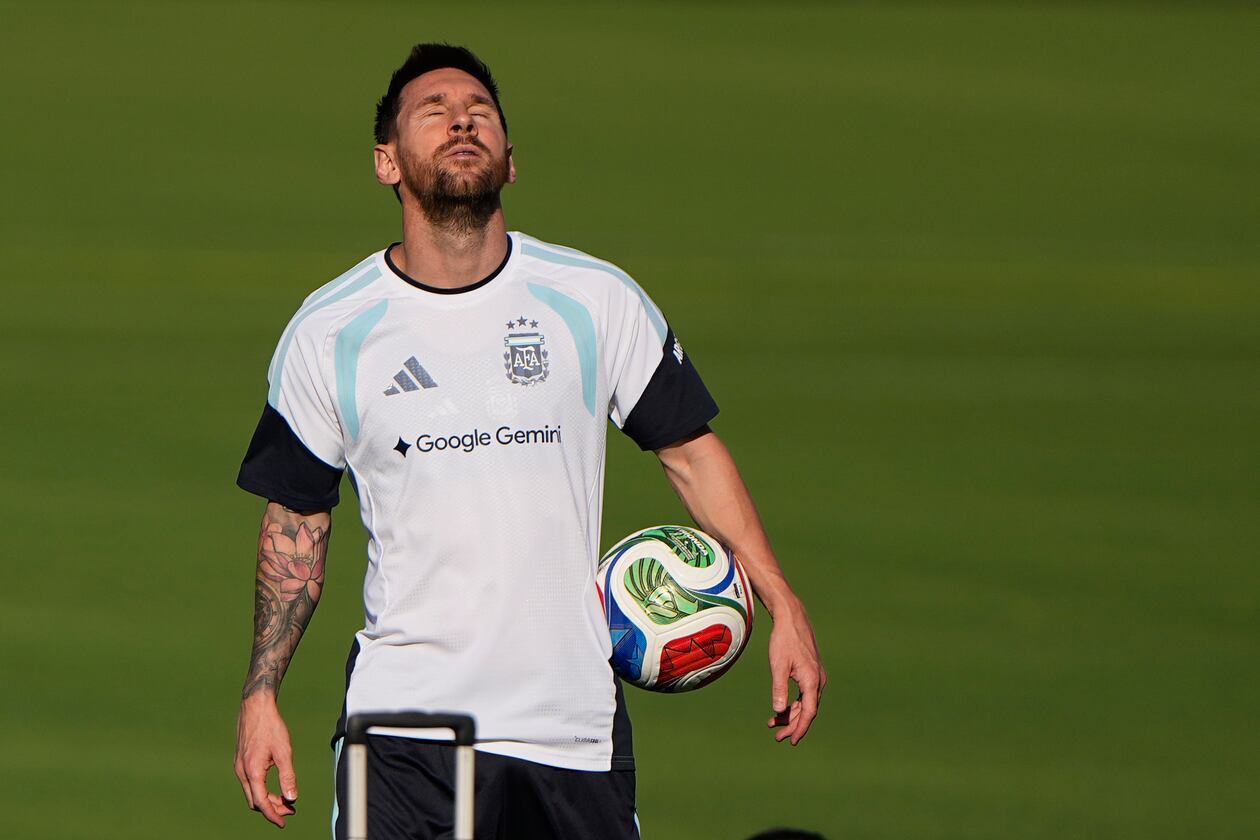 Argentina's Lionel Messi practices for the FIFA World Cup soccer tournament Thursday, June 11, 2026, in Kansas City, Kan. (AP Photo/Charlie Riedel)