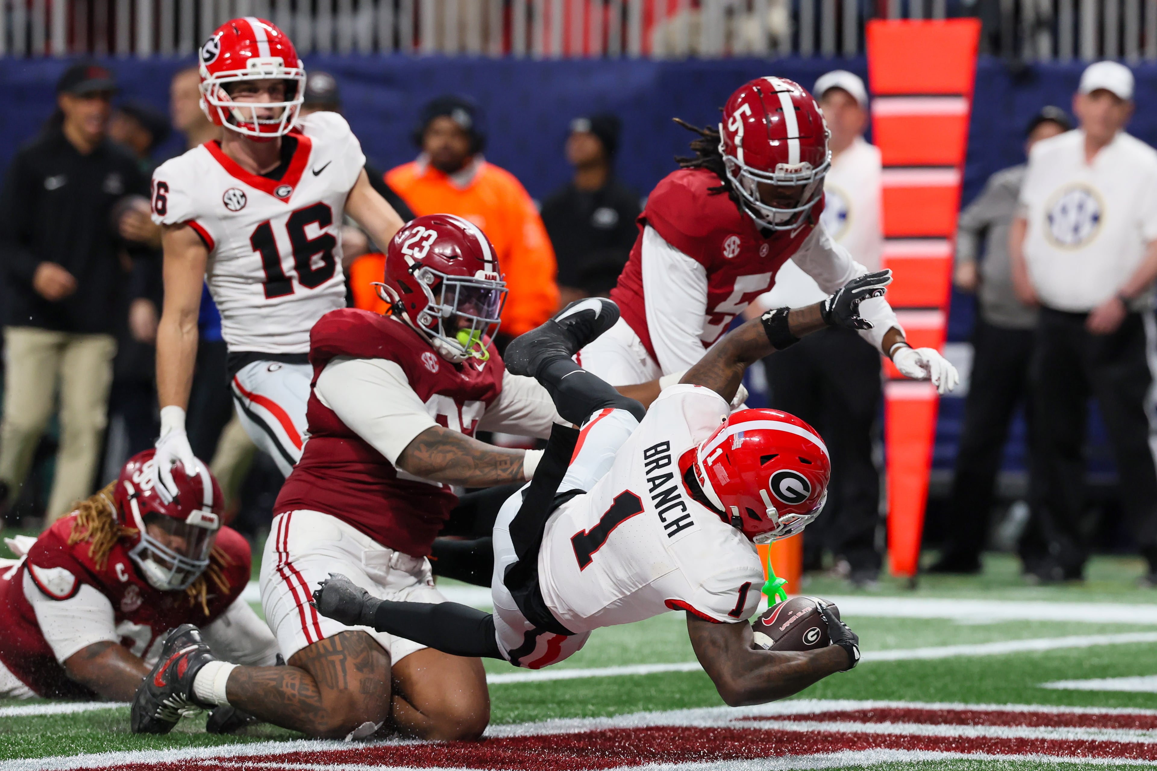 Georgia wide receiver Zachariah Branch (1) scores a touchdown after a 13 yard pass reception against Alabama during the fourth quarter of the SEC Championship game at Mercedes-Benz Stadium, Saturday, Dec. 6, 2025, in Atlanta. (Jason Getz / AJC)