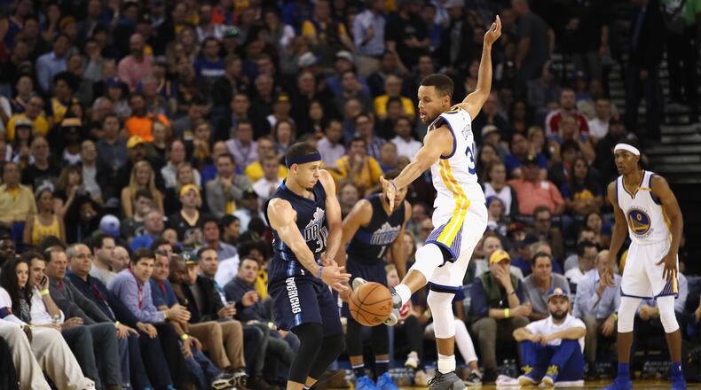 OAKLAND, CA - NOVEMBER 09: Stephen Curry #30 of the Golden State Warriors plays defense on Seth Curry #30 of the Dallas Mavericks at ORACLE Arena on November 9, 2016 in Oakland, California. NOTE TO USER: User expressly acknowledges and agrees that, by downloading and or using this photograph, User is consenting to the terms and conditions of the Getty Images License Agreement. (Photo by Ezra Shaw/Getty Images)