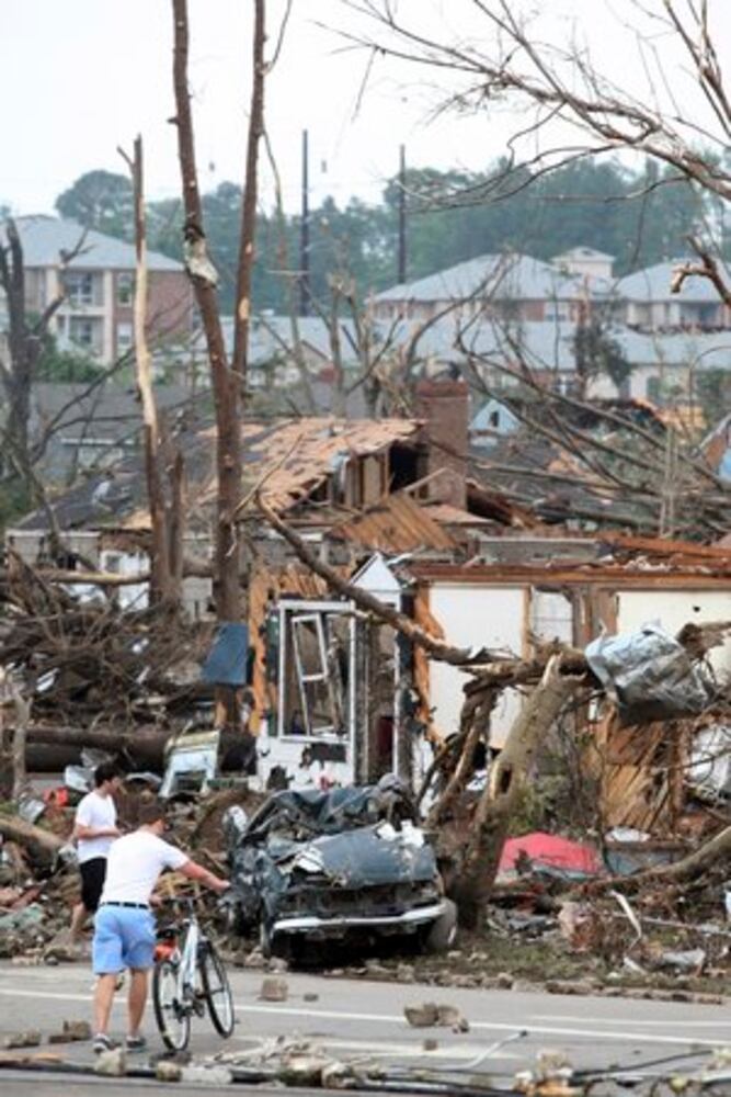 Deadly tornado rips through Tuscaloosa, Ala.