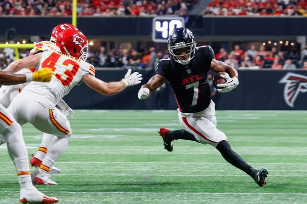 Atlanta Falcons running back Bijan Robinson (7) avoids a tackle during the second half against the Kansas City Chiefs on Sunday, Sept. 22, 2024, at Mercedes-Benz Stadium in Atlanta. 
(Miguel Martinez/ AJC)