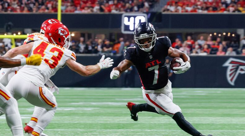Atlanta Falcons running back Bijan Robinson (7) avoids a tackle during the second half against the Kansas City Chiefs on Sunday, Sept. 22, 2024, at Mercedes-Benz Stadium in Atlanta. 
(Miguel Martinez/ AJC)