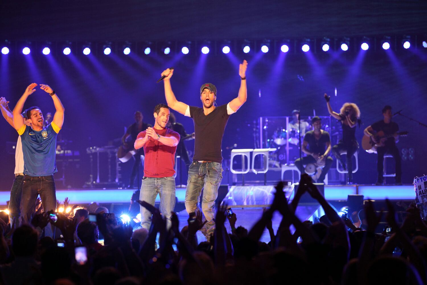 Enrique performed "Dirty Dancer" with fans he brought onstage.