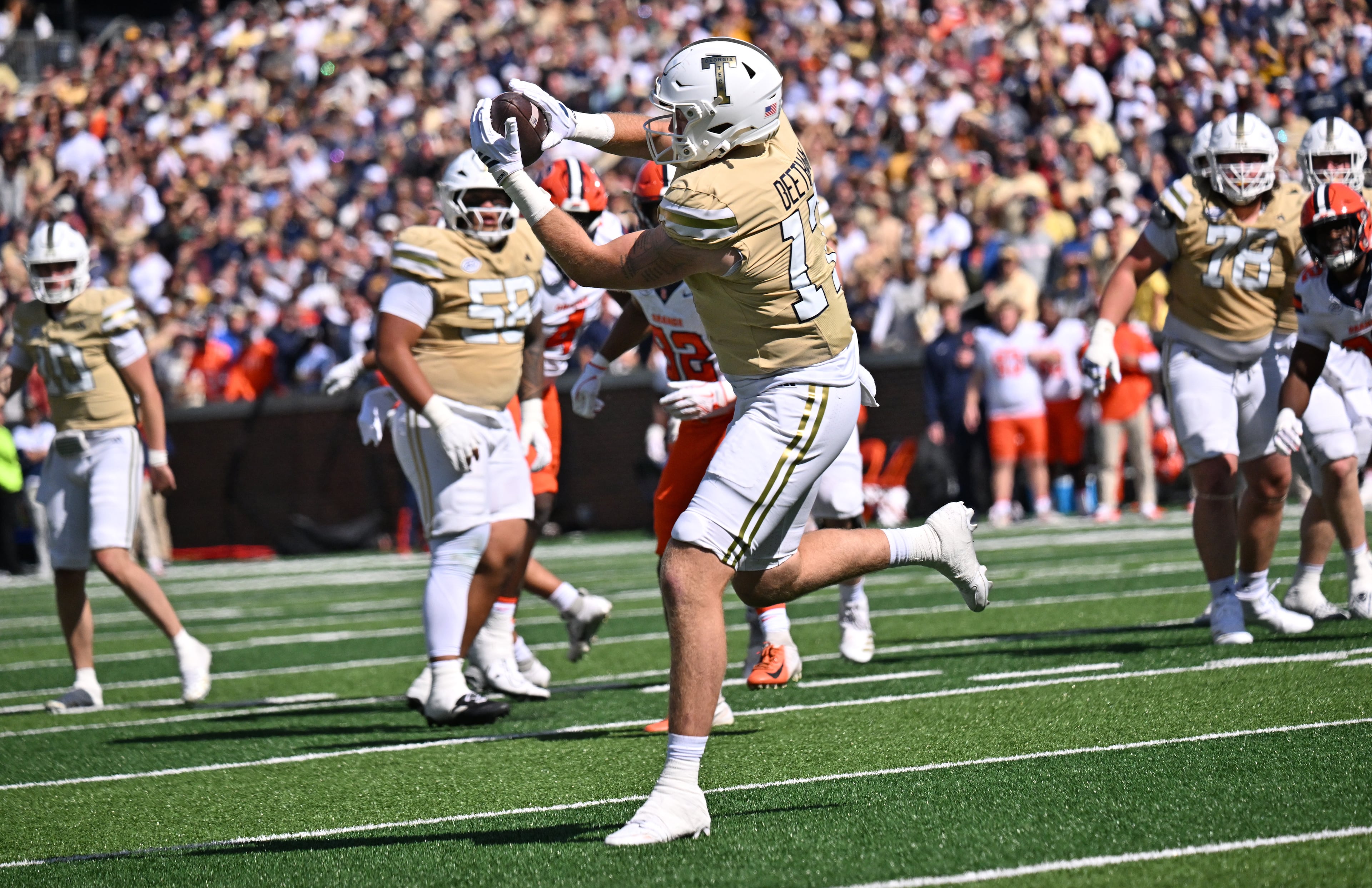 Georgia Tech tight end Josh Beetham (17) makes a catch and runs for a touchdown during the first half of an NCAA college football game at Bobby Dodd Stadium, Saturday, October 25, 2025 in Atlanta. (Hyosub Shin / AJC)