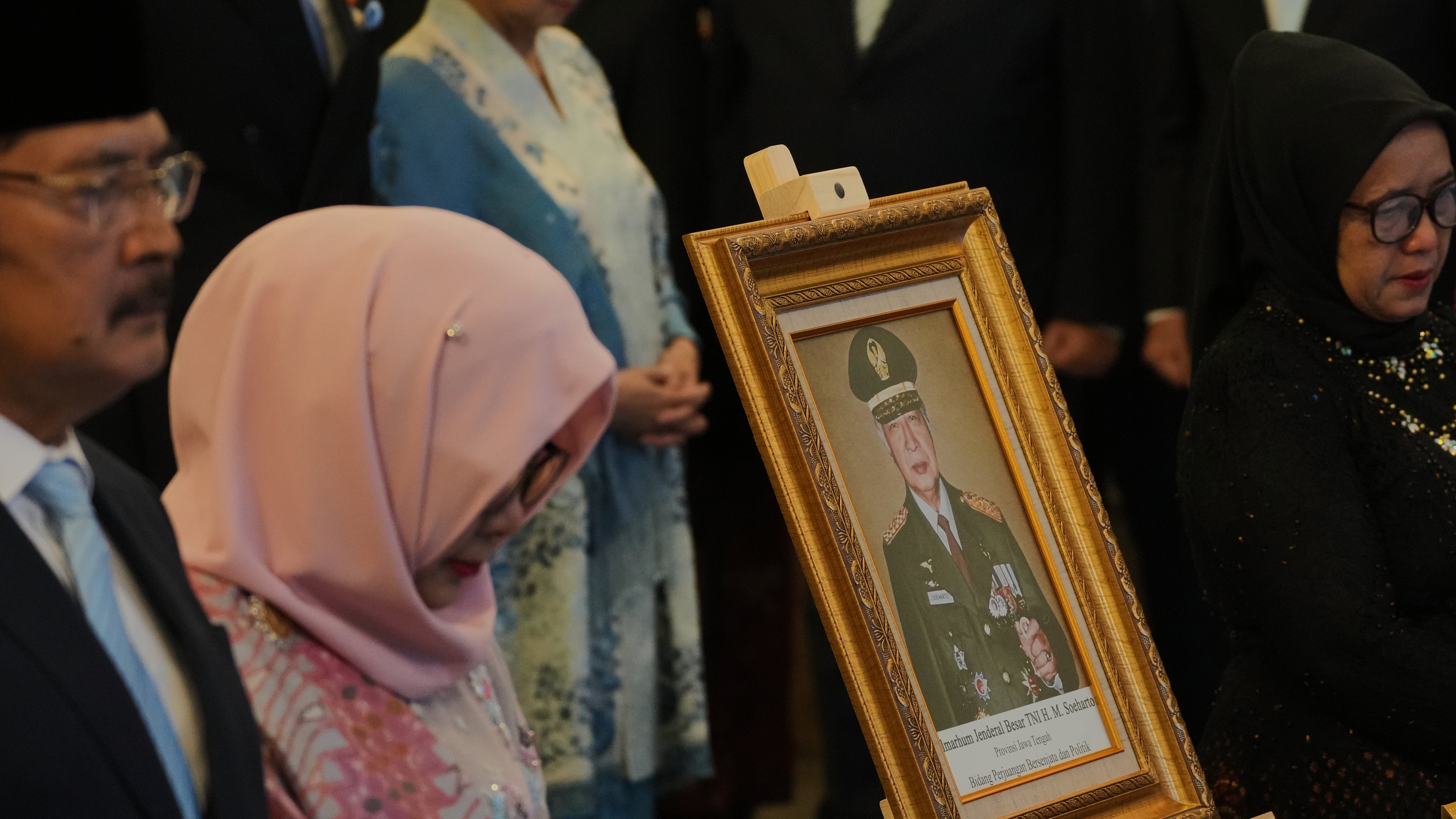 A portrait of the late President Suharto is displayed during a ceremony awarding national hero title to ten figures including the former strongman, at the State Palace in Jakarta, Indonesia, Monday, Nov. 10, 2025. (AP Photo/Achmad Ibrahim)