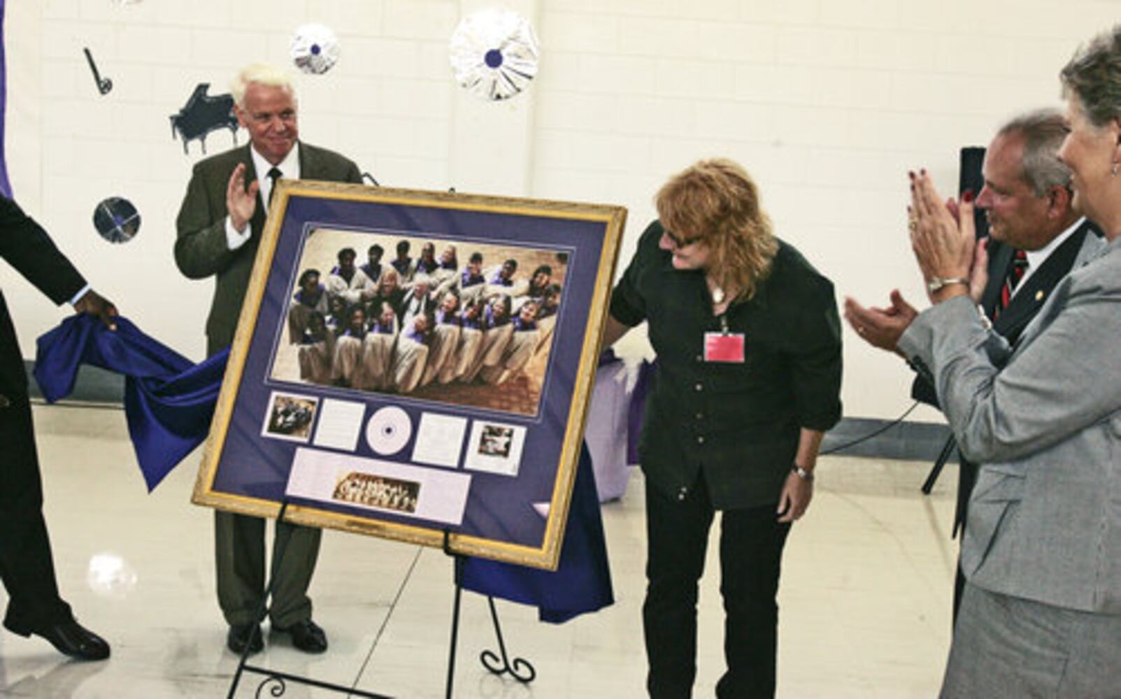 Indigo Girl helps prison choir make CD