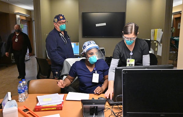 Registered nurses Brandy Harris confers with Kari Ruis (right) at the Intensive Care Unit of Northeast Georgia Medical Center in Braselton on Jan. 25, 2022. (Hyosub Shin / Atlanta Journal-Constitution)