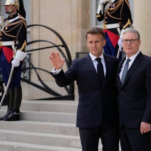 France's President Emmanuel Macron, left, welcomes British Prime Minister Keir Starmer prior to an international summit to push forward efforts to reopen the Strait of Hormuz, at the Elysee Palace, in Paris, France, Friday, April 17, 2026. (AP Photo/Michel Euler)
