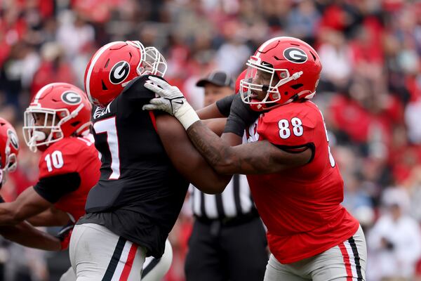 041622 Athens: Georgia offensive lineman Devin Willock (77) blocks Georgia defensive lineman Jalen Carter (88) during the G - Day game at Sanford Stadium Saturday, April 16, 2022, in Athens, Ga. (Jason Getz / Jason.Getz@ajc.com)