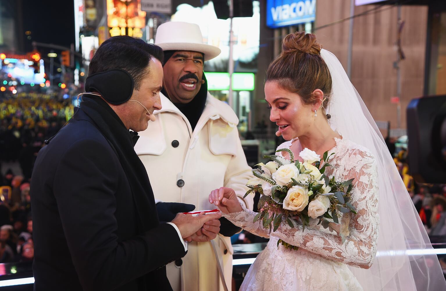 Photos: Maria Menounos gets married in Times Square during live New Year’s show