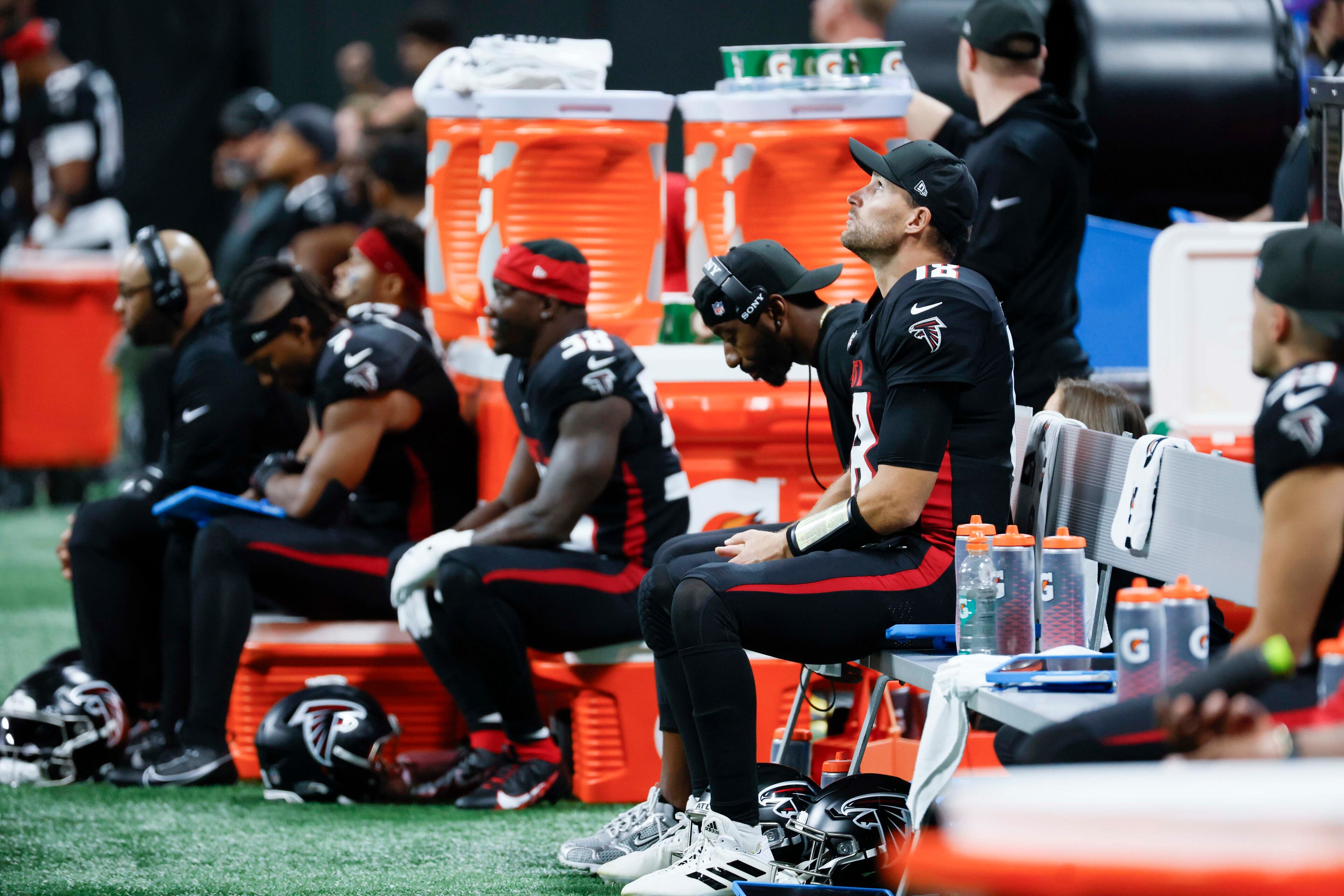Atlanta Falcons quarterback Kirk Cousins (second from right) looks at the jumbotron during the second half of an NFL game against the Miami Dolphins at Mercedes-Benz Stadium in Atlanta on Sunday, Oct. 26, 2025. (Miguel Martinez/AJC)