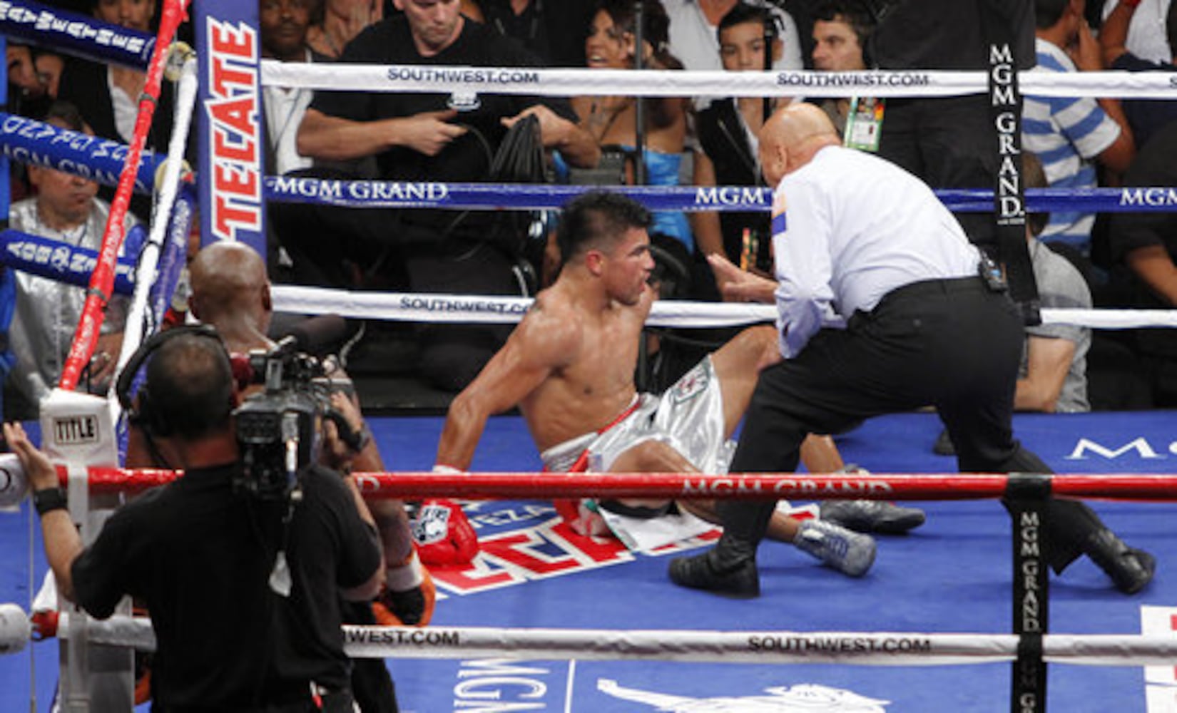 Mayweather knocks out Ortiz for WBC welterweight title