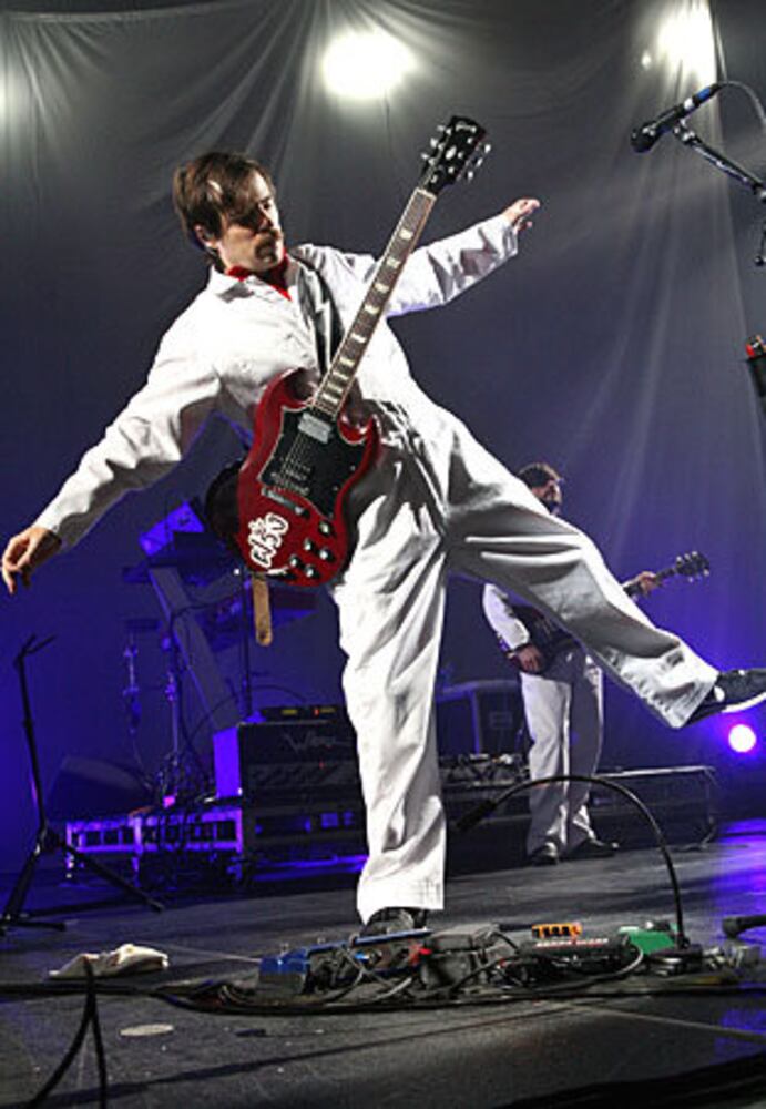 Weezer, Angels & Airwaves at Gwinnett Arena