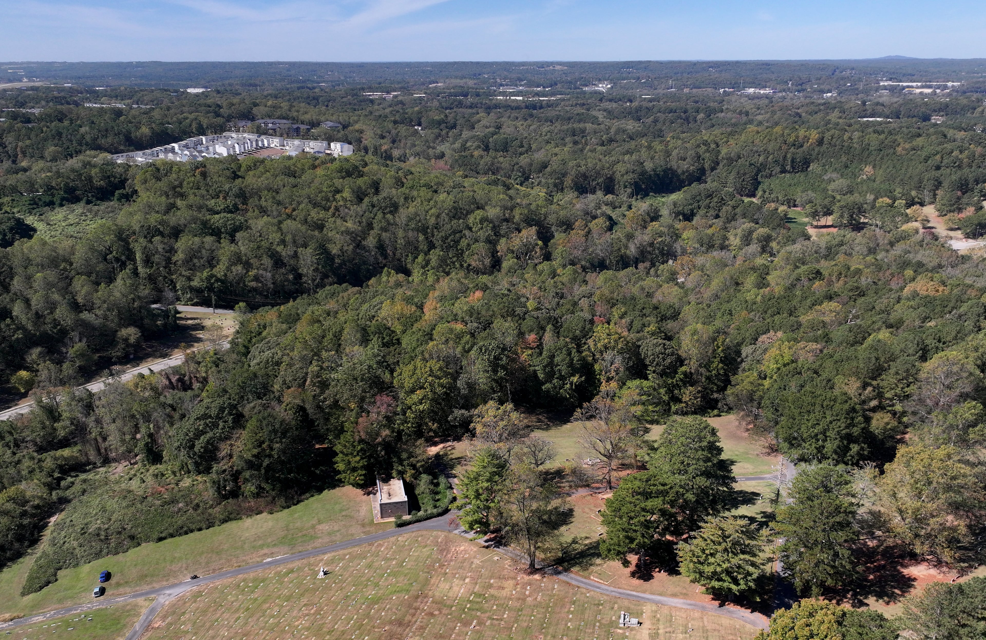 This aerial photo shows the site of Hollywood Cemetery. (Hyosub Shin/AJC)