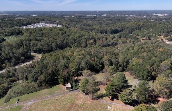 This aerial photo shows the site of Hollywood Cemetery. (Hyosub Shin/AJC)