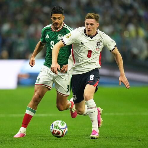 England's Elliot Anderson runs with the ball ahead of Mexico's Raul Jimenez during the World Cup round of 16 soccer match between Mexico and England in Mexico City, Sunday, July 5, 2026. (AP Photo/Silvia Izquierdo)