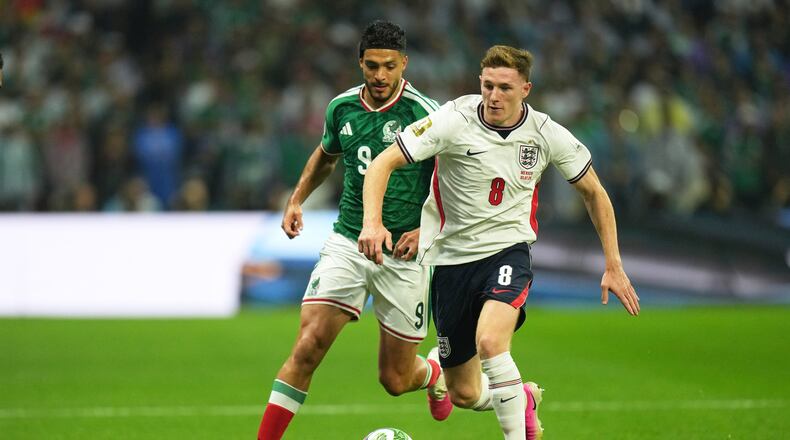 England's Elliot Anderson runs with the ball ahead of Mexico's Raul Jimenez during the World Cup round of 16 soccer match between Mexico and England in Mexico City, Sunday, July 5, 2026. (AP Photo/Silvia Izquierdo)
