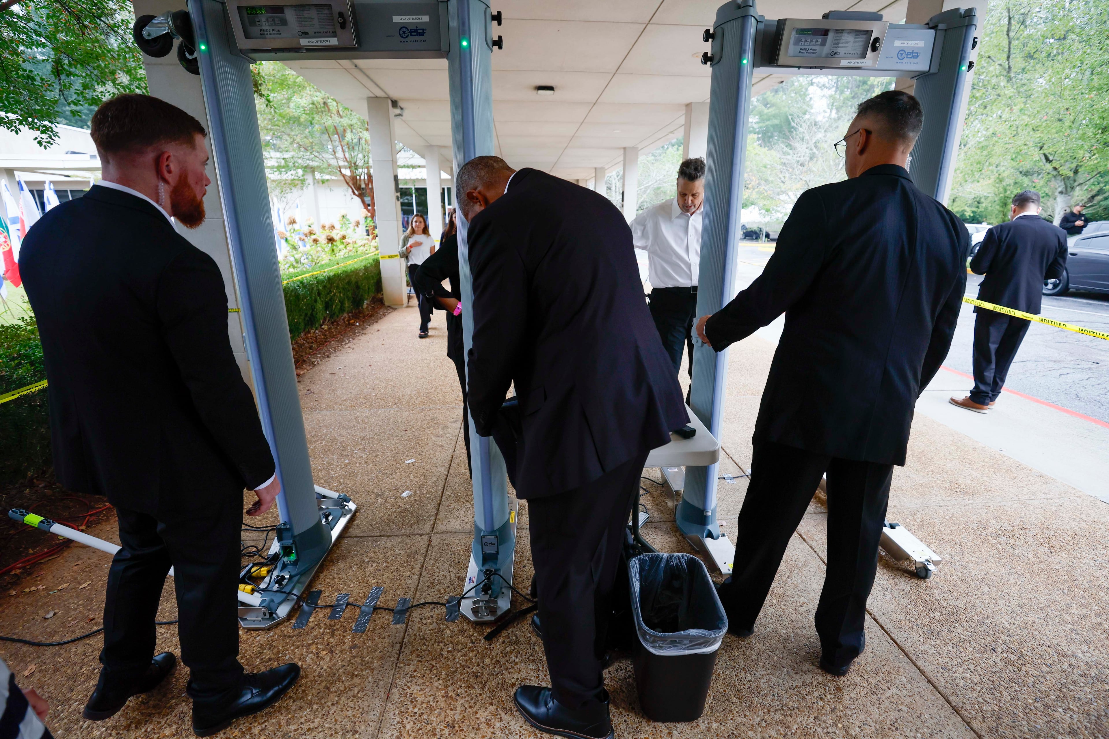 Security personnel conduct searches on people entering the Ahavath Achim Synagogue as members of the Jewish community gather to commemorate the second anniversary of the Oct. 7 attacks on Sunday, Oct 5, 2025. (Miguel Martinez/AJC)